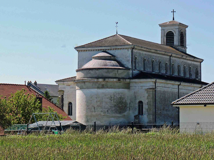 Derrière l'église - Saint-Jean-de-Bonneval