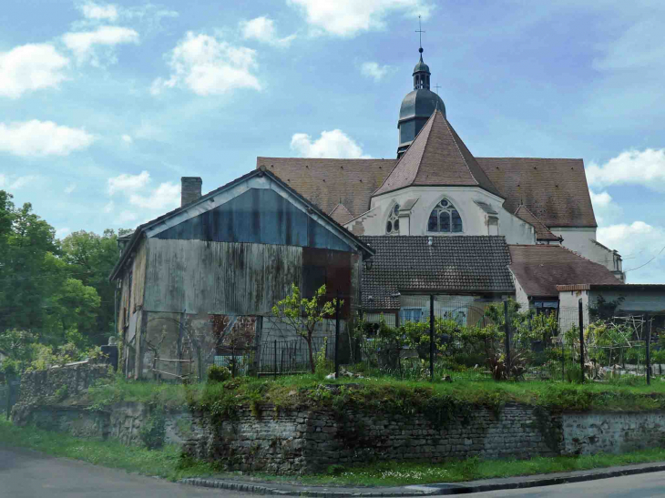 L'église derrière la maison - Saint-Phal