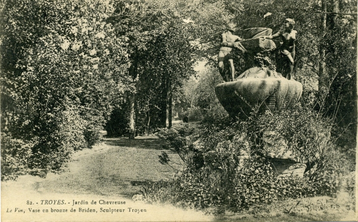 Jardin de Chevreuse - Le Vin, Vase en Bronze de Briden, Sculteur Troyen (carte postale de 1919) - Troyes