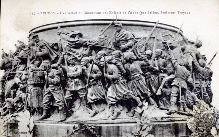 Haut-relief du Monument des Enfants de l'Aube, vers 1919 (carte postale ancienne). - Troyes