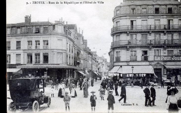 Rues de la République et l'Hôtel de Ville, vers 1910 (carte postale ancienne). - Troyes