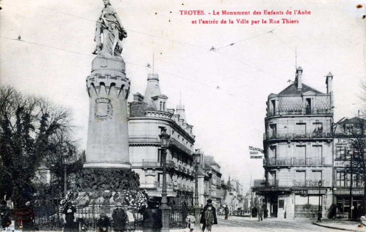 Le Monument des Enfants de l'Aube et l'entrée de la Ville par la rue Thiers, vers 1906 (carte postale ancienne). - Troyes