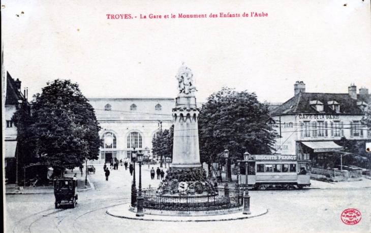 La Gare et le Monument des Enfants de l'Aube, vers 1910(carte postale ancienne). - Troyes