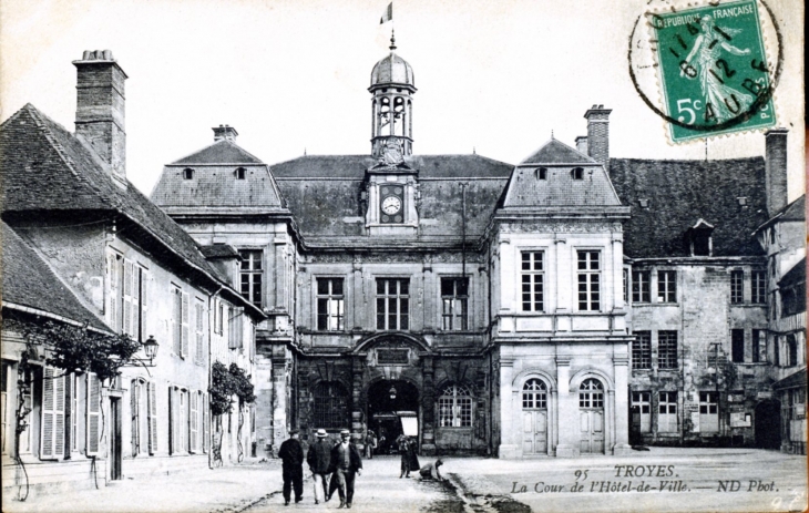 La Cour de l'Hôtel de Ville, vers 1912 (carte postale ancienne). - Troyes