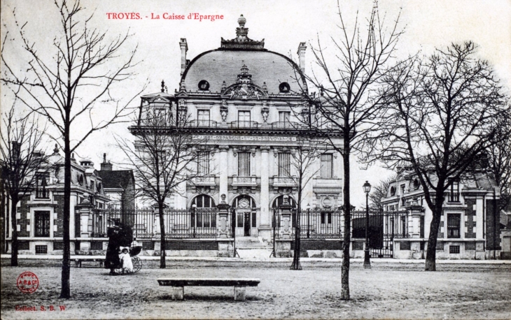 La Caisse d'Epargne, vers 1910 (carte postale ancienne). - Troyes