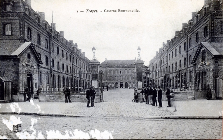 Caserne Beurnonville, vers 1910 (carte postale ancienne). - Troyes