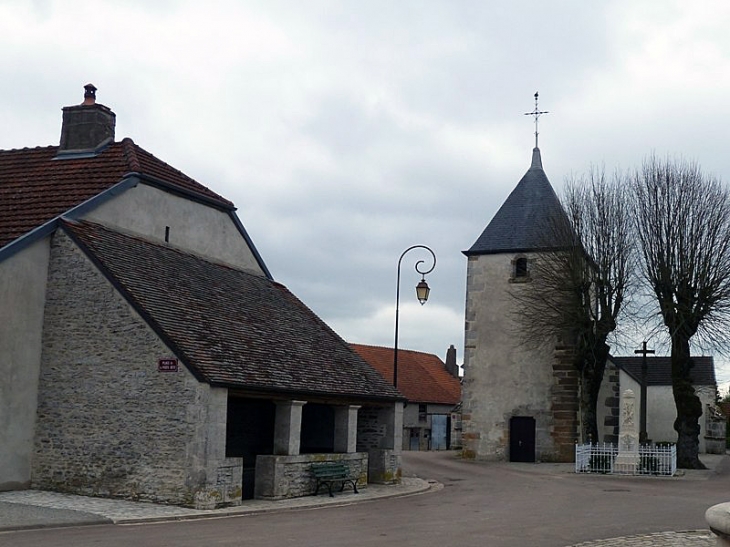 L'église et le lavoir - Aujeurres