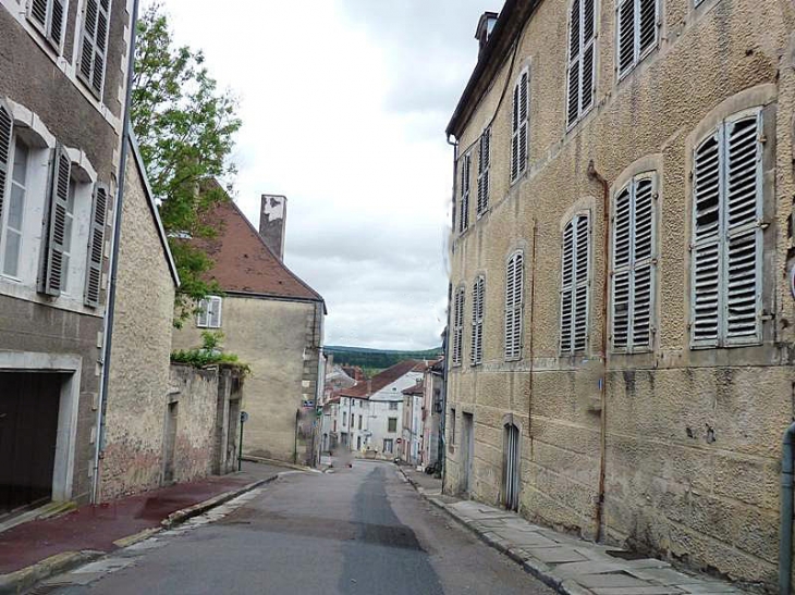 Une rue de la ville - Bourbonne-les-Bains