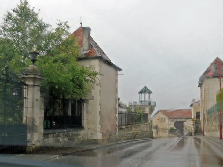 La rue principale sous la pluie - Chancenay