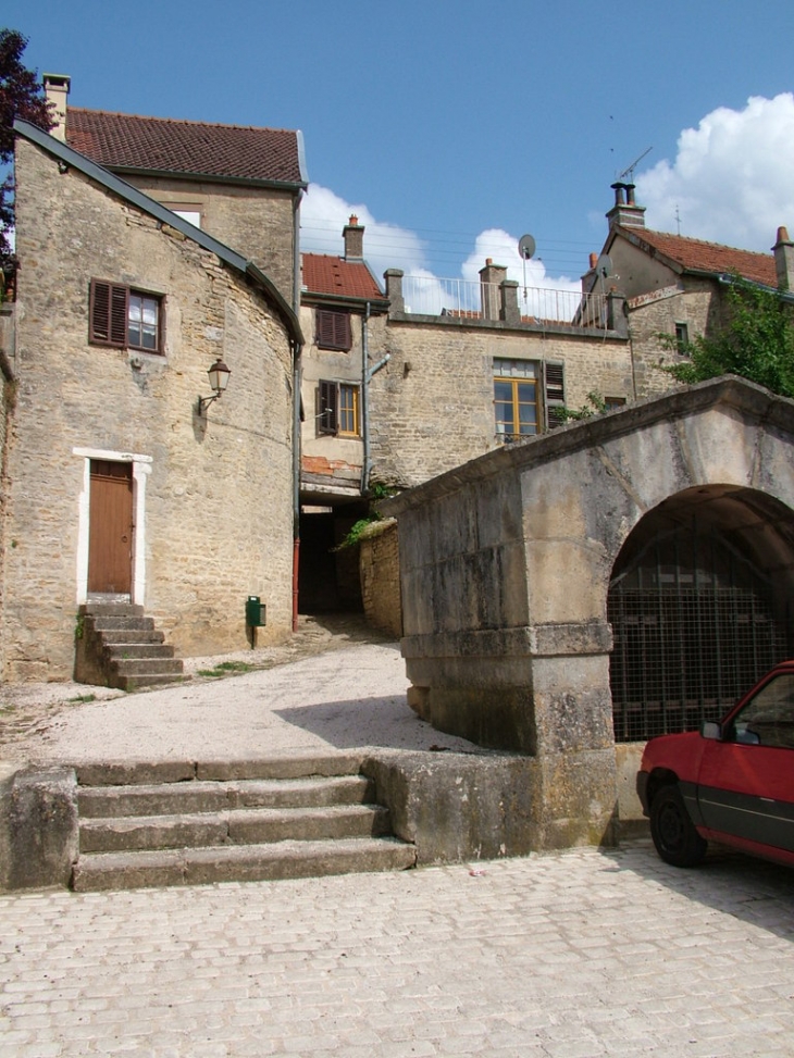 Devant  l'enceinte du XIIème - Châteauvillain