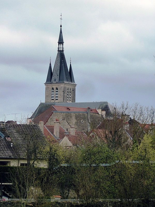 Vue sur l'église - Châteauvillain