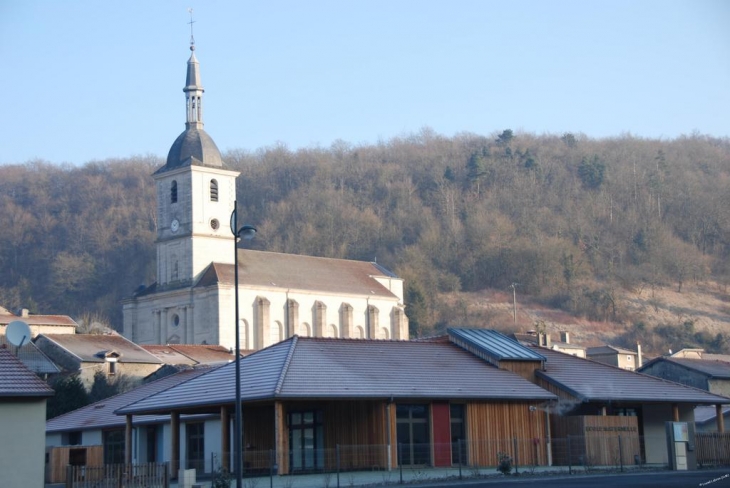 école maternelle et l'église St Hilaire - Chevillon