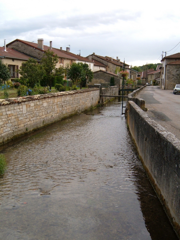 Curel, l'Osne le ruisseau qui servit à nettoyer jadis, le minerai de fer de la Fonderie du Val d'Osne à Osne le Val