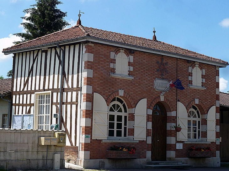 La mairie.Le 1er Janvier 2016 les communes  Droyes, Longeville-sur-la-Laines, Louze et Puellemontier ont fusionné  pour former la nouvelle commune Rives-Dervoises.