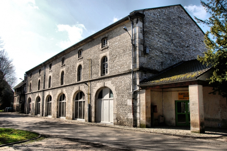 Les écuries (tranformées en Maison Culturelle et sportive) - Eurville-Bienville