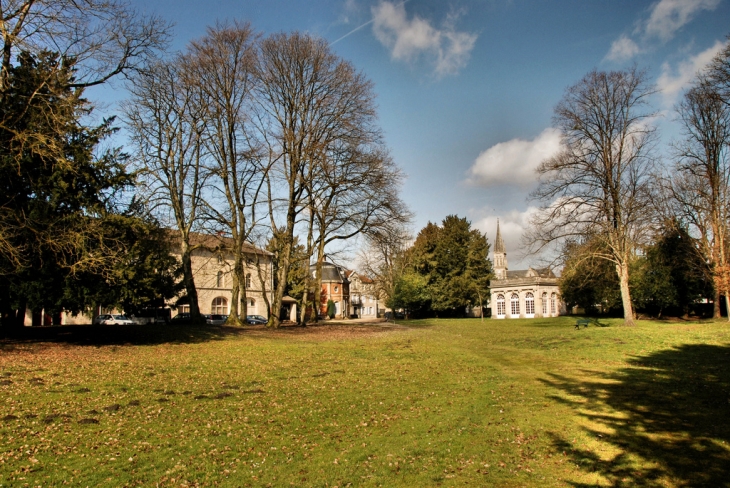 Vue sur les édifices du Chateau - Eurville-Bienville