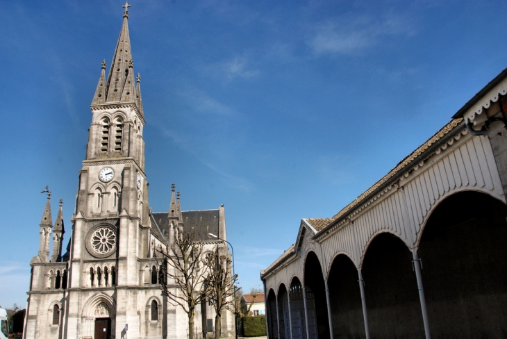 Les Halles du Marché Notre Dame et l'église - Eurville-Bienville