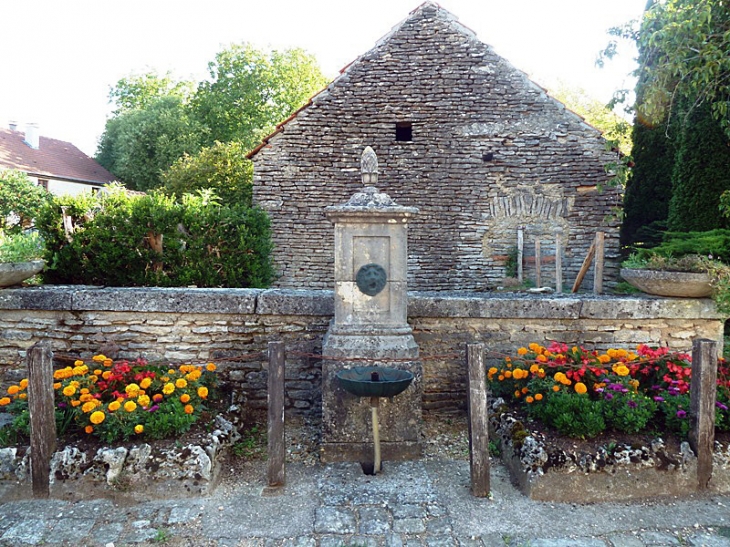 Fontaine dans le village - Faverolles