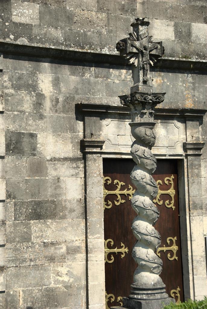 Sanctuaire à l'entrée de l'église St Louvent - Fontaines-sur-Marne