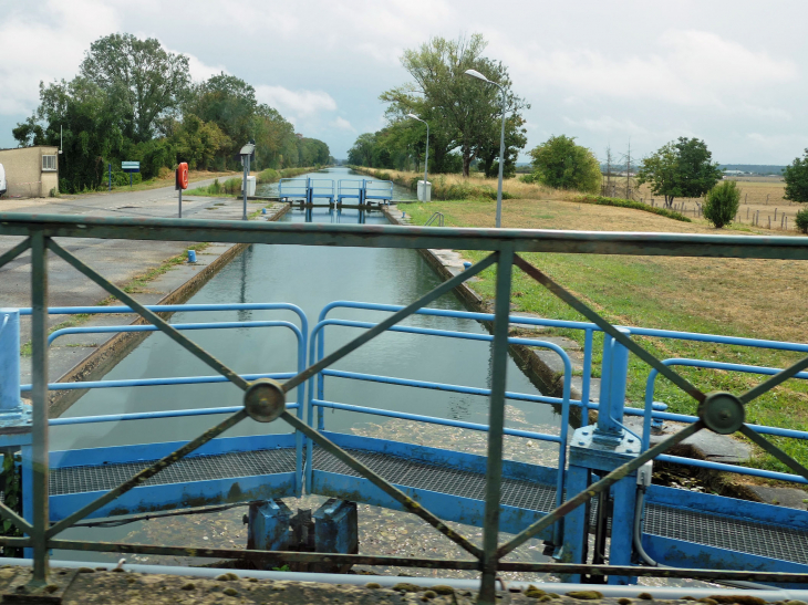 Ecluse sur le canal de la Marne à la Saône - Hallignicourt