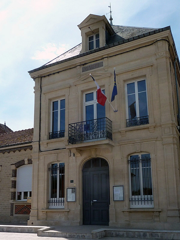 La mairie. Le 1er Janvier 2016 les communes  Droyes, Longeville-sur-la-Laines, Louze et Puellemontier ont fusionné  pour former la nouvelle commune Rives-Dervoises.