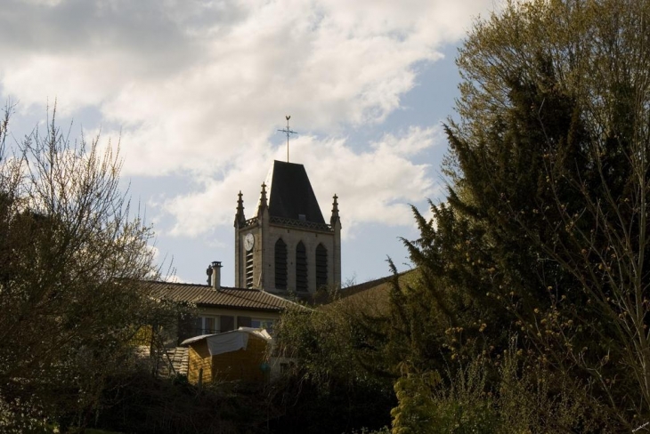 L'église (vue du pont des gueules noires) - Louvemont