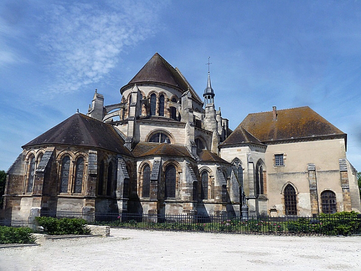 Le chevet de l'église. Le 1er Janvier 2016 les communes Montier-en-Der et Robert-Magny  ont fusionné  pour former la nouvelle commune La Porte-du-Der