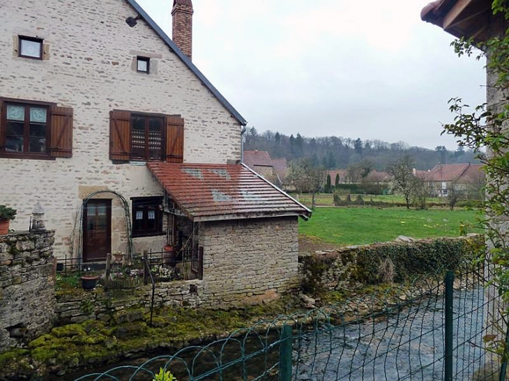 Maison au bord du ruisseau - Noidant-le-Rocheux