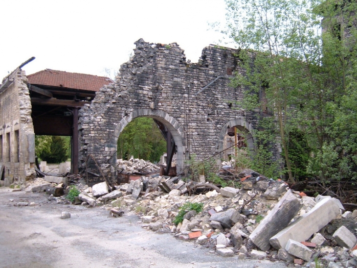 La cour et les batîments de la Fonderie d'Osne le Val, ce qu'il en reste aujourd'hui. - Osne-le-Val