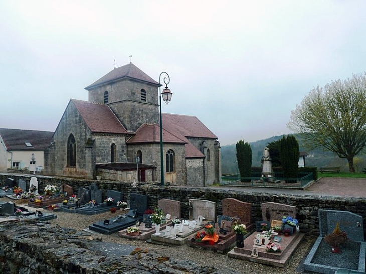 Perrancey  : l'église et le monument aux morts vus du cimetière - Perrancey-les-Vieux-Moulins