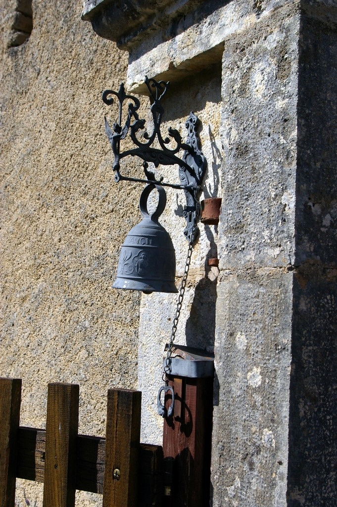 Cloche à l'entrée d'une maison - Praslay