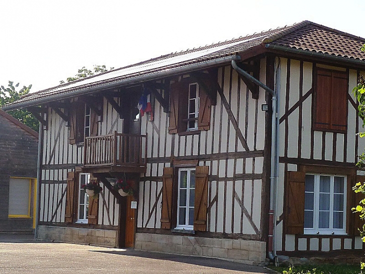 La mairie à pans de bois. Le 1er Janvier 2016 les communes  Droyes, Longeville-sur-la-Laines, Louze et Puellemontier ont fusionné  pour former la nouvelle commune Rives-Dervoises.