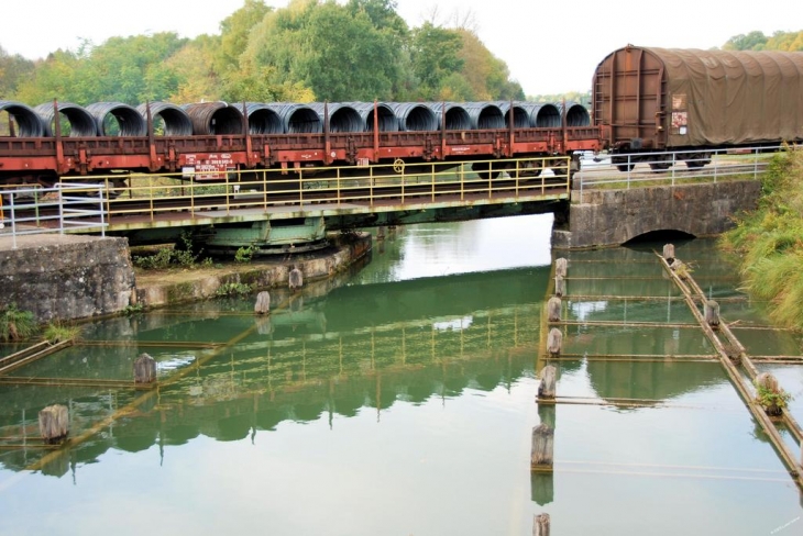 Le pont tournant  à St Dizier quartier de Marnaval . Pont  achevé en 1895 et toujours en fonction - Saint-Dizier