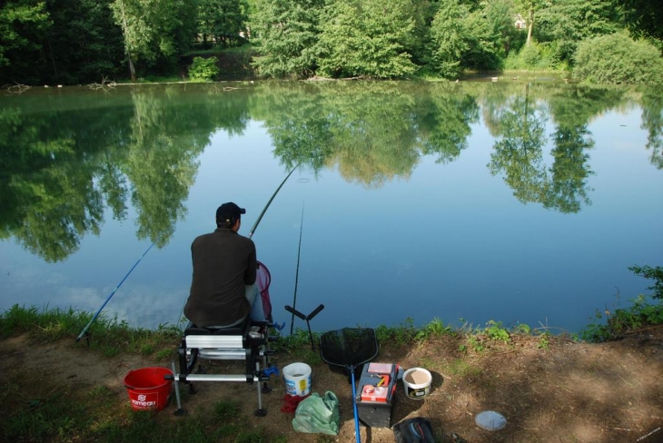 Loisirs détente à St Dizier:. Pêche, chasse. Ici au barrage du quartier de Marnaval - Saint-Dizier