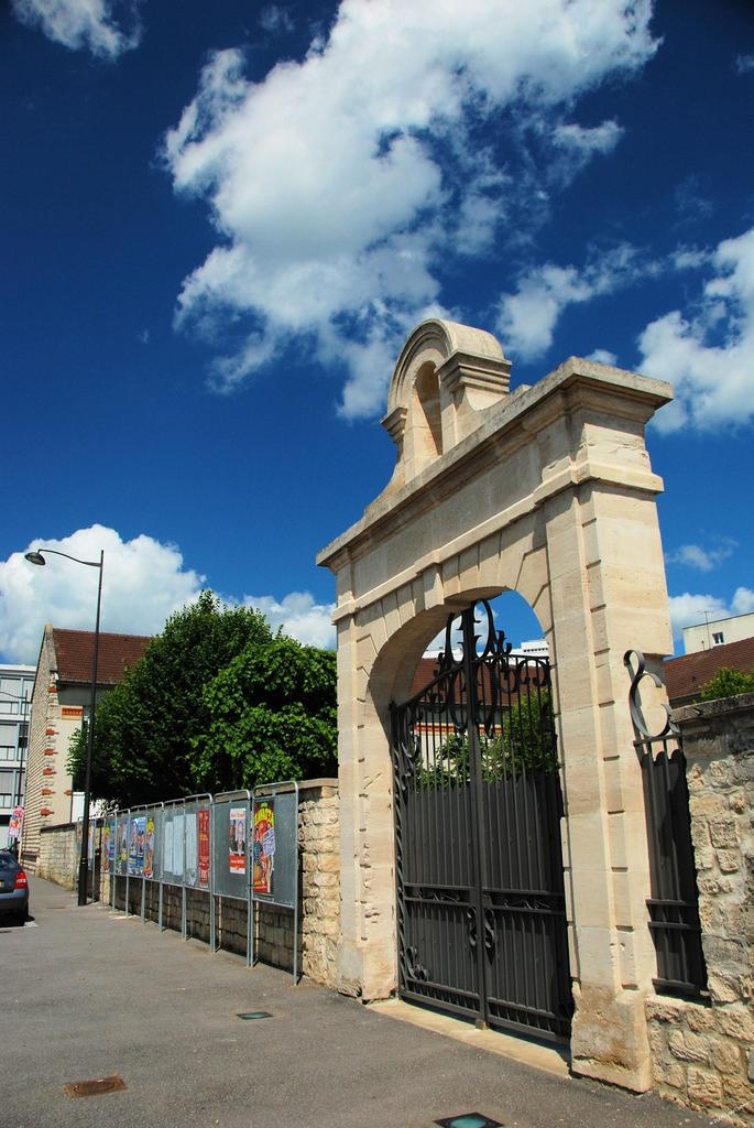 L'ancienne porte de la Cité Administrative . Maintenant devant l'école Gambetta - Saint-Dizier