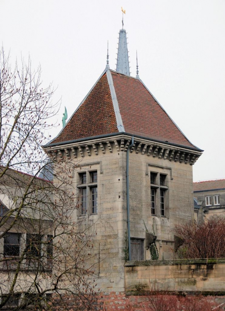 Dans le jardin de la poste - Saint-Dizier