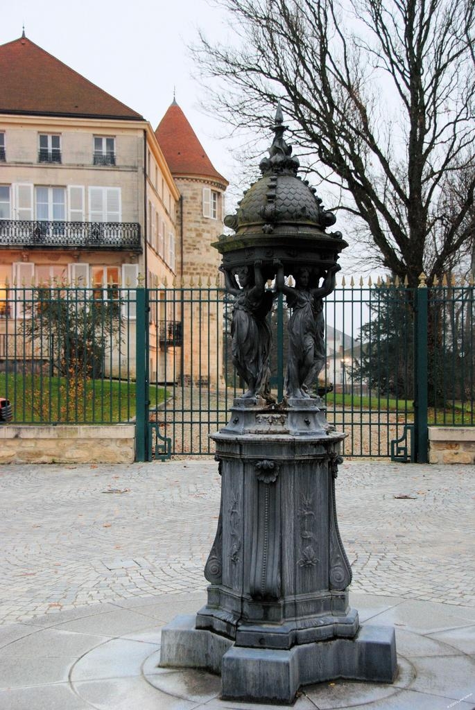 La fontaine Wallace  et la Sous Préfecture - Saint-Dizier