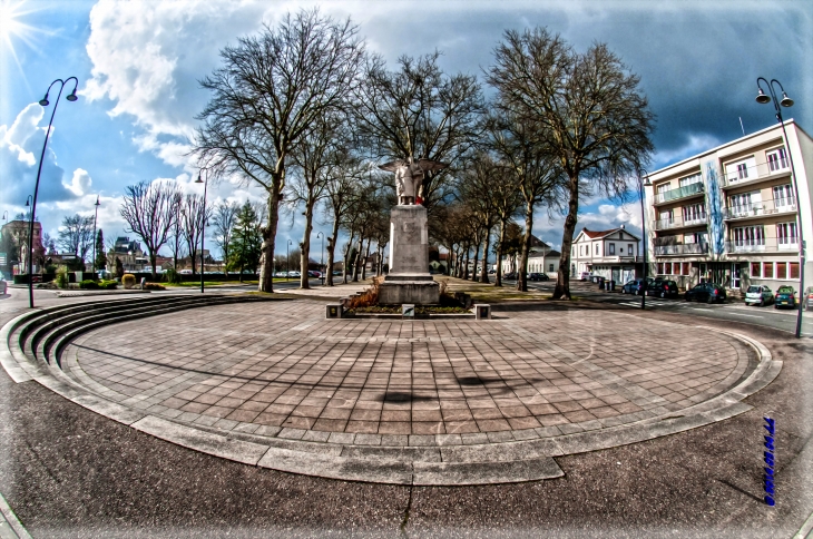 Place de la gare , monument aux morts - Saint-Dizier