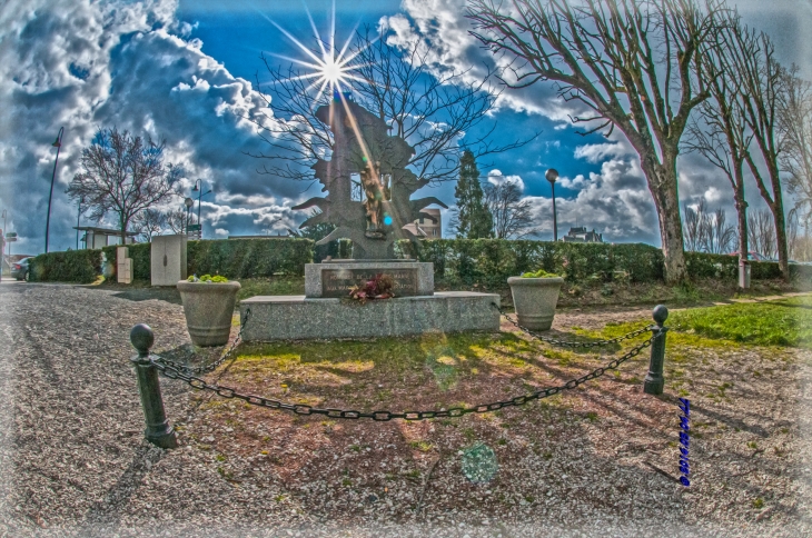 Place Georges Brassens . Monument des déportés  - Saint-Dizier