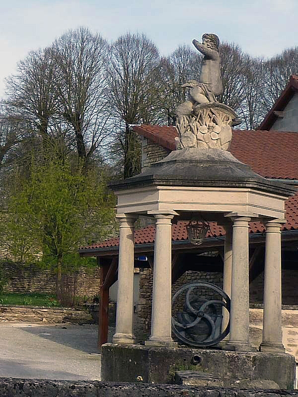 Le puits surmonté d'une statue - Trémilly