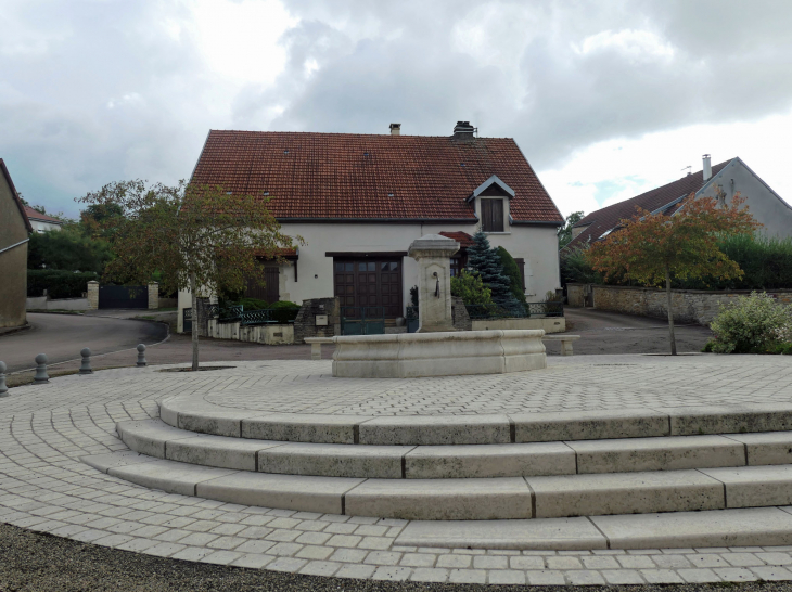 La fontaine sur la place - Verseilles-le-Bas