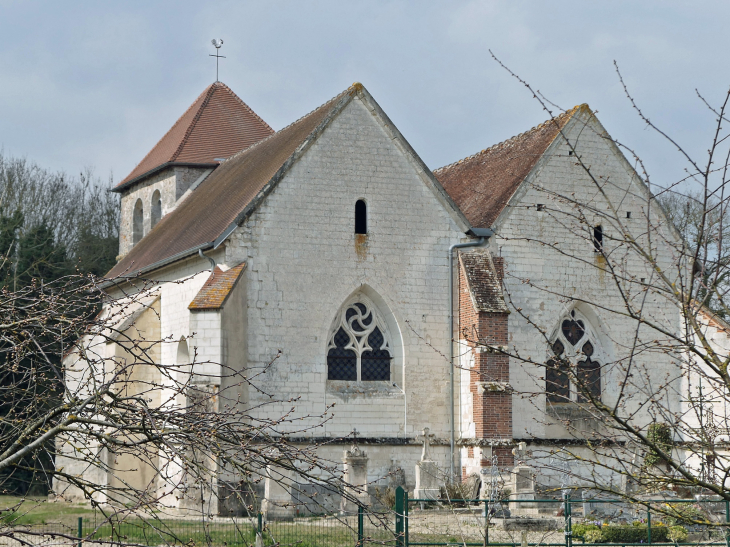 Derrière l'église d'Angluzelles - Angluzelles-et-Courcelles