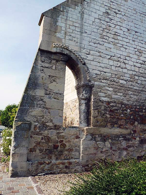 Sur le côté de l'église - Bazancourt