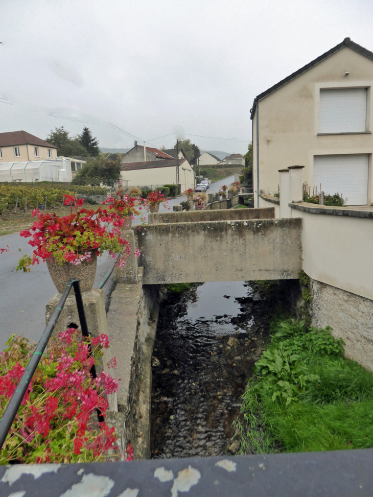 Les ponts fleuris sur le, Ru de Camp - Binson-et-Orquigny