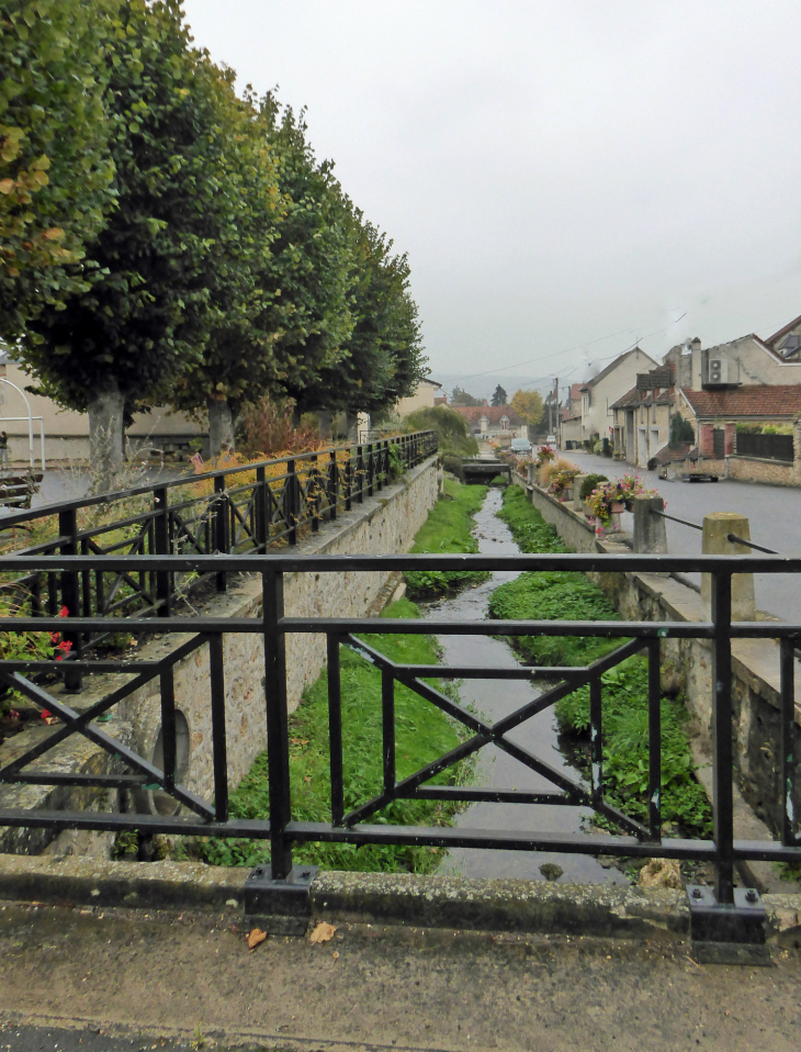 Les ponts fleuris sur le, Ru de Camp - Binson-et-Orquigny