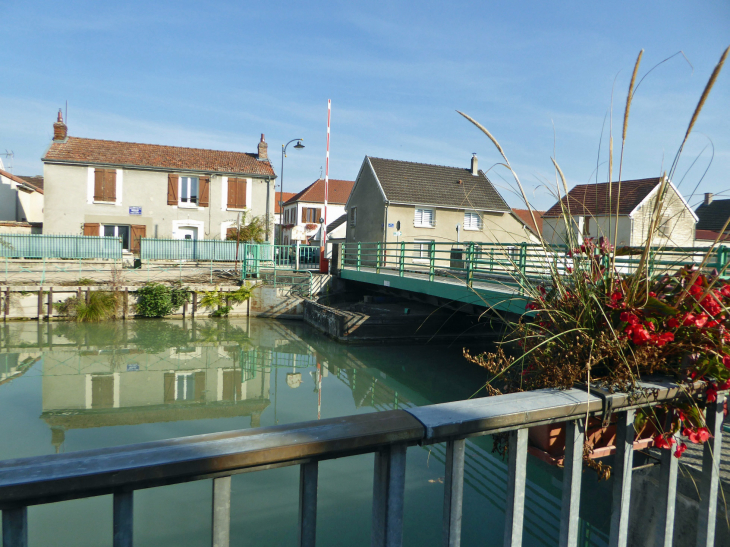 Pont sur le  canal latéral à la Marne - Bisseuil