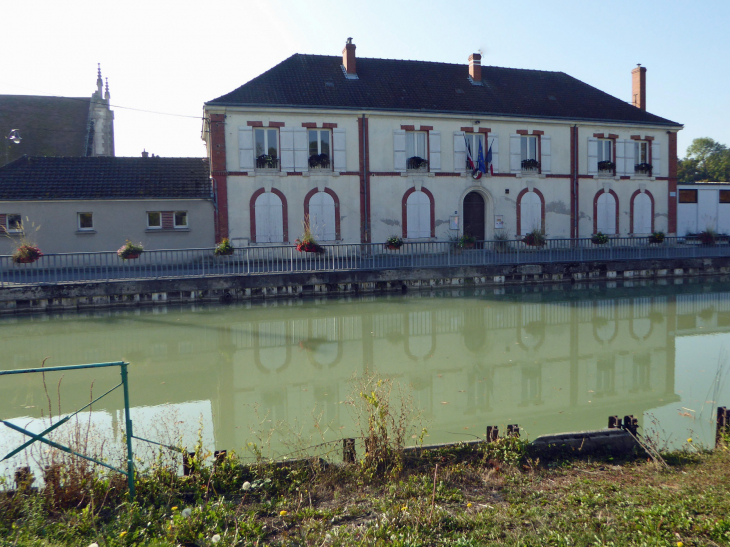 La mairie au bord du canal latéral à la Marne - Bisseuil