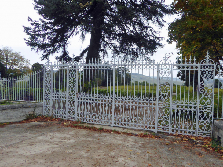 Le château de la veuve Clicquot : la grille d'entrée - Boursault