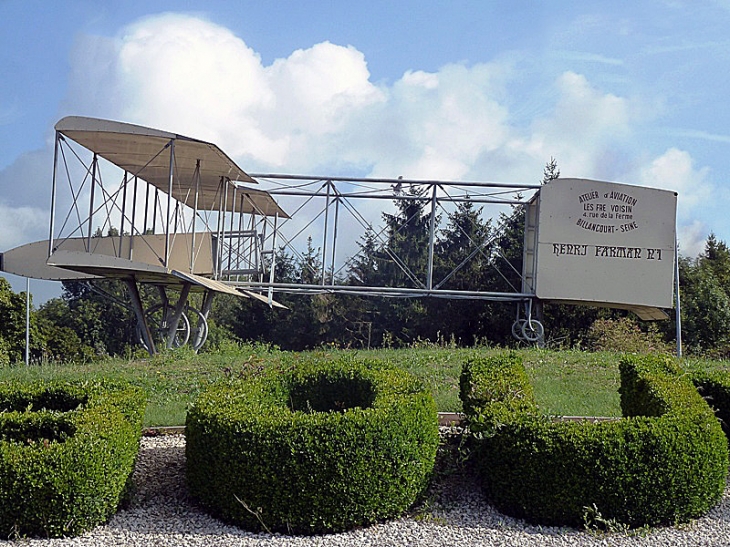 Hommage à l'aviateur Guillaumet natif de la commune - Bouy