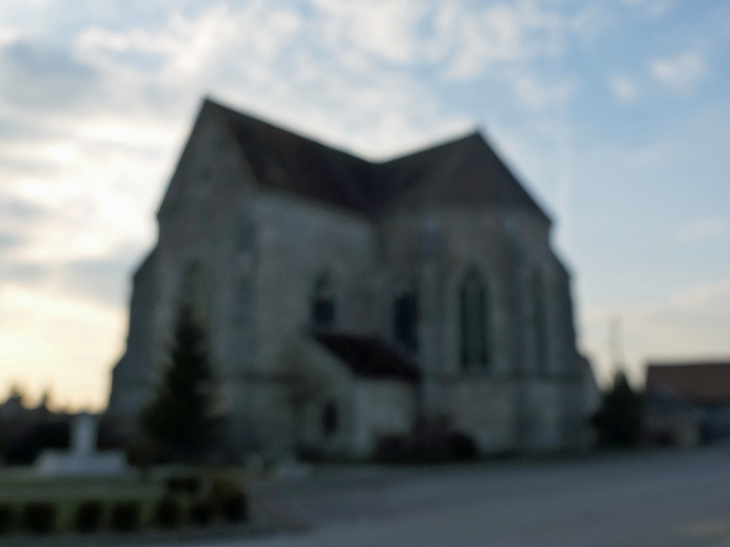 Vague aperçu de l'église - Broussy-le-Grand